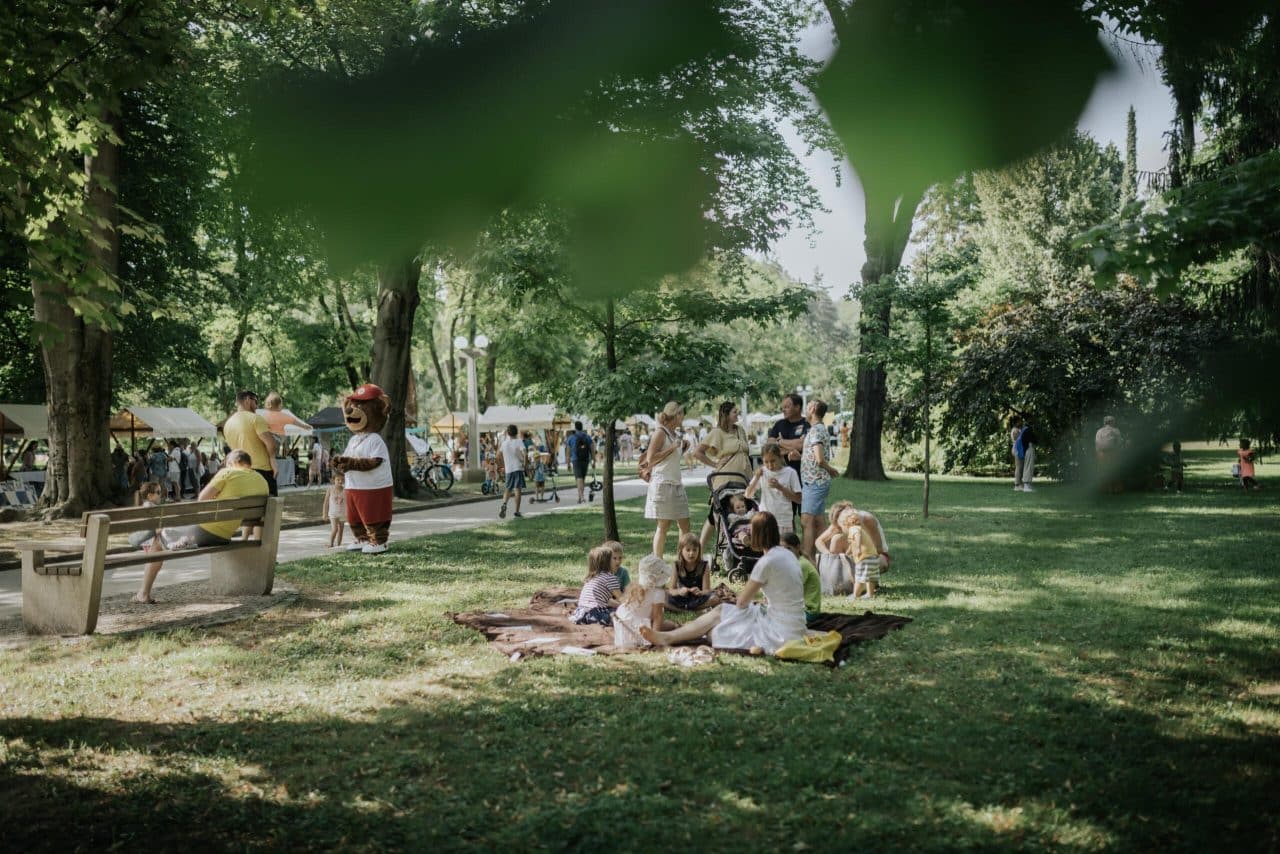 Poletni Art kamp • Smehljajoče se jabolko