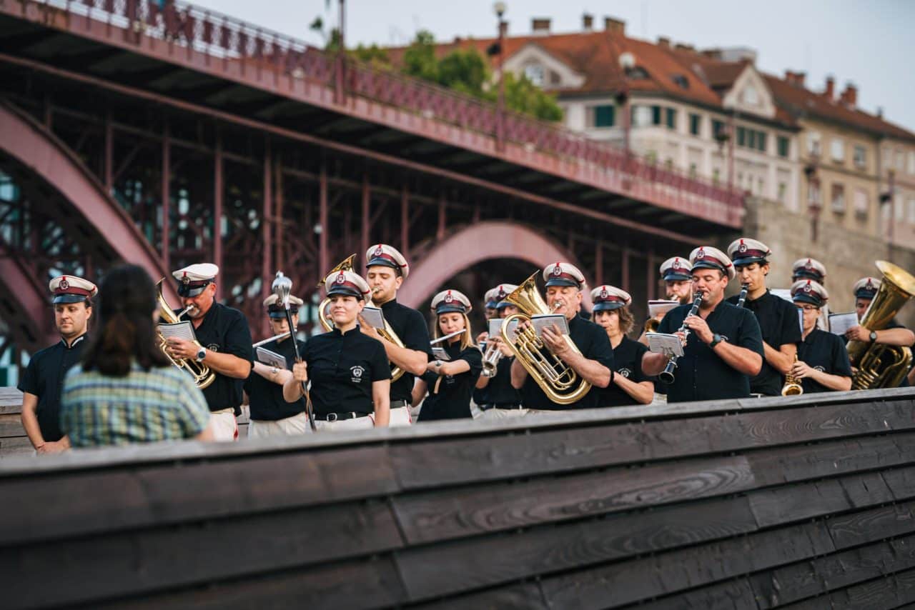 Povorka Pihalnega orkestra Pošta Maribor