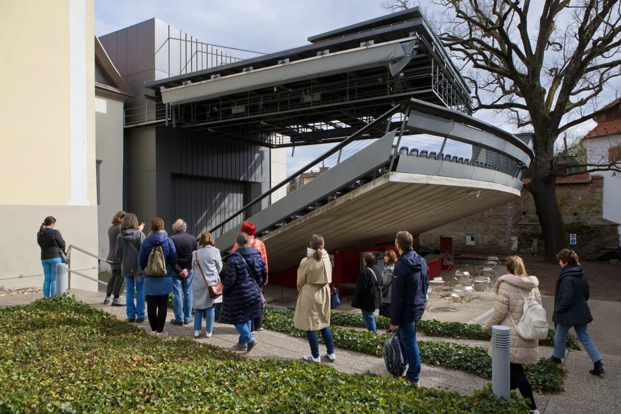 Rajzefirbčni sprehod Za:Lentanje