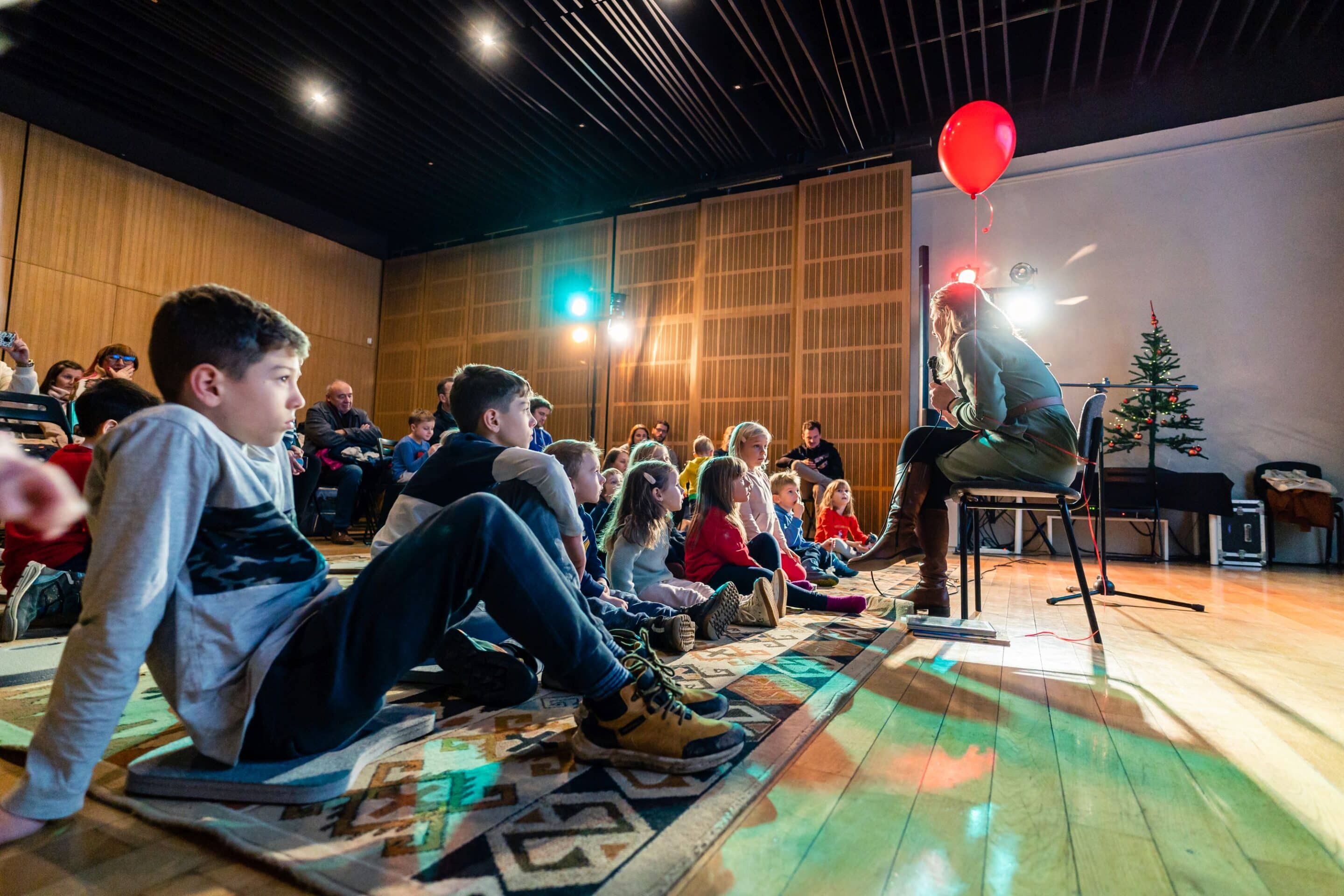 Je kdo videl ježkov plašč?