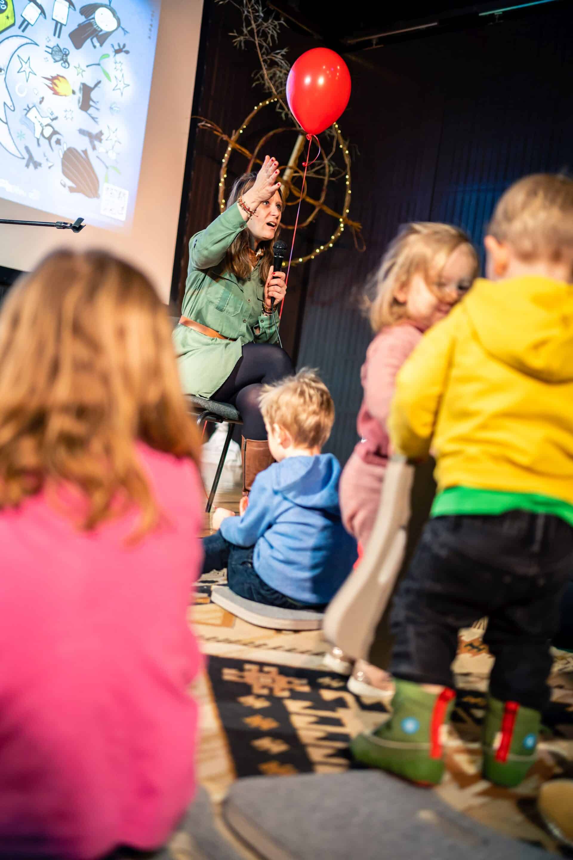 Na hribu je praprot in Povabilo