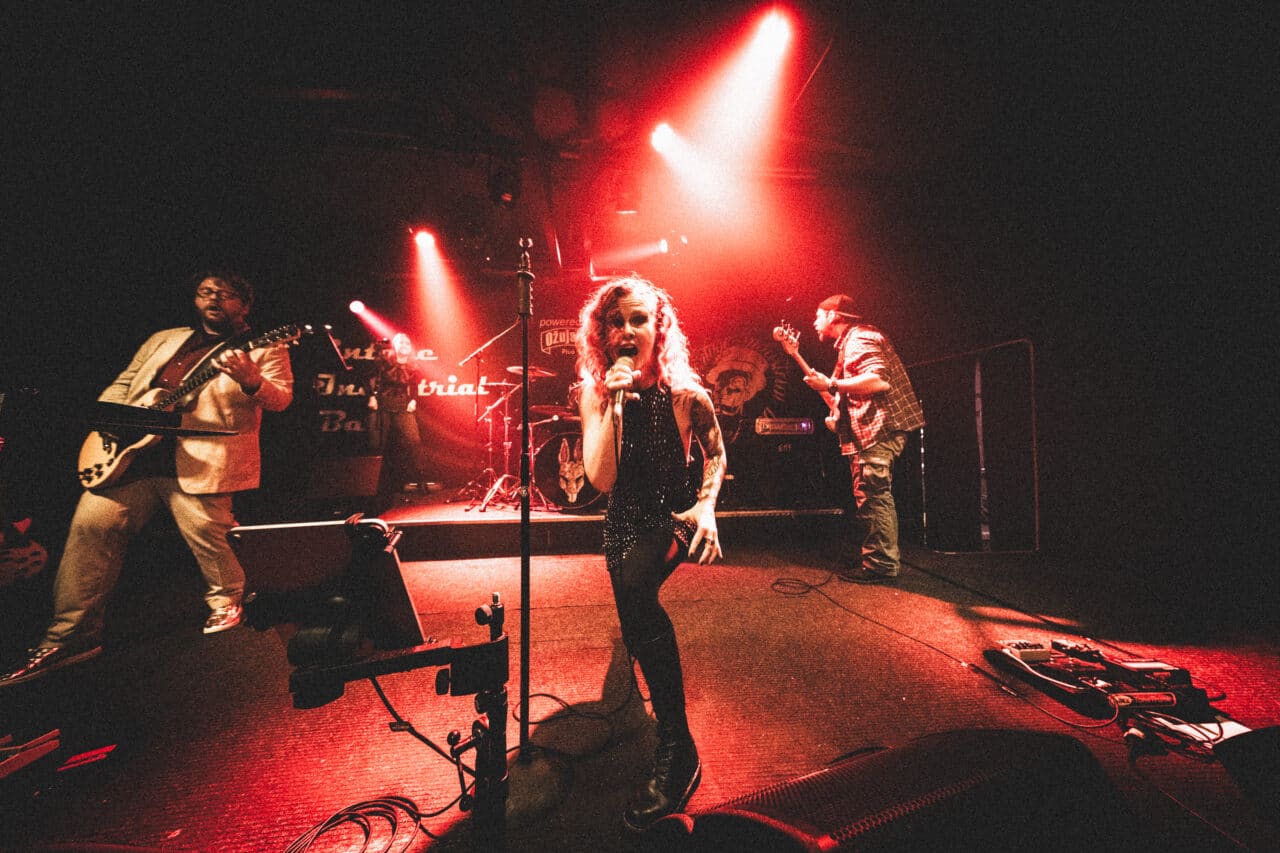 Siti hlapci • Bad Red Bunny