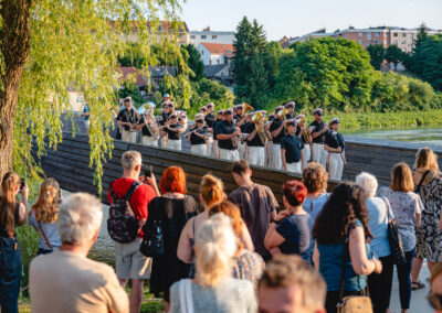 Povorka Pihalnega orkestra Pošta Maribor | Festival Lent | foto Žan Osim | 20. 6. 2025