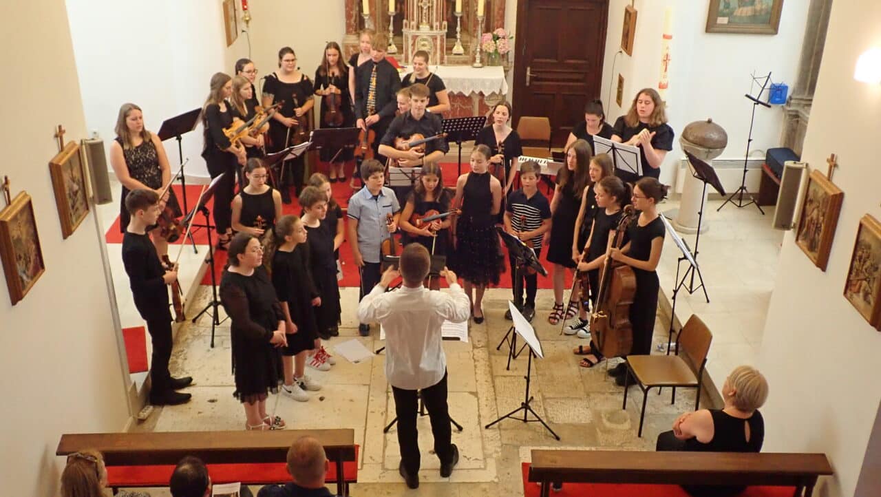 Godalni orkester Poletne glasbene šole; Mark Lev Krajnc, violina; Filip Runjak, klavir