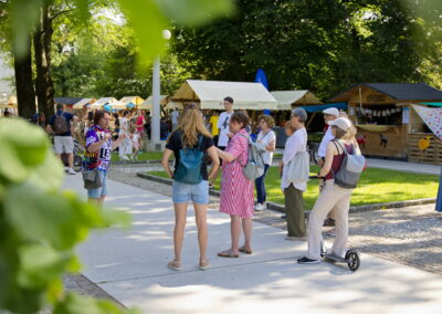 Rajzefirbčni sprehod Za:Lentanje | Živa dvorišča | Festival Lent | foto Dolar Media | 22. 6. 2024