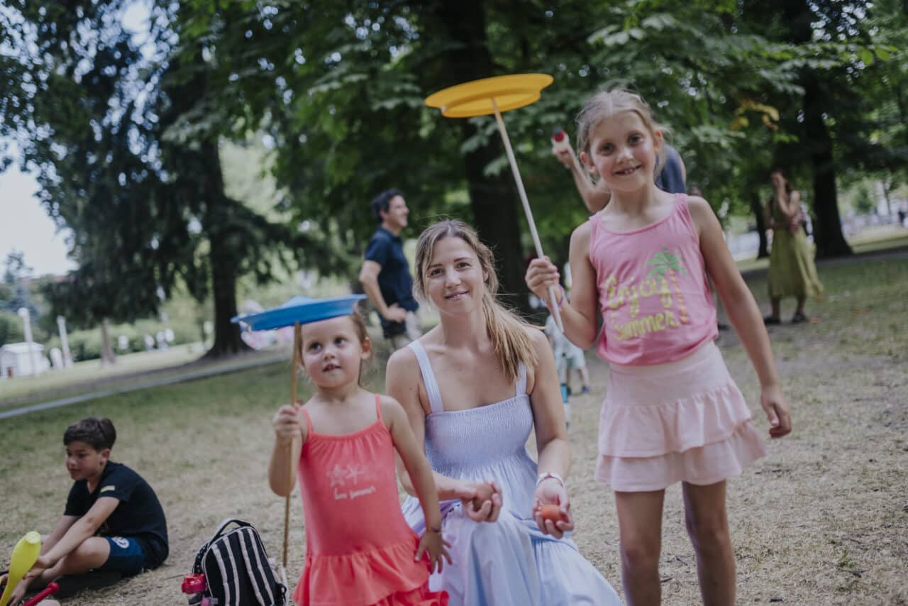 Poletni Art kamp • Asja in Špela pripovedujeta ob glasbi