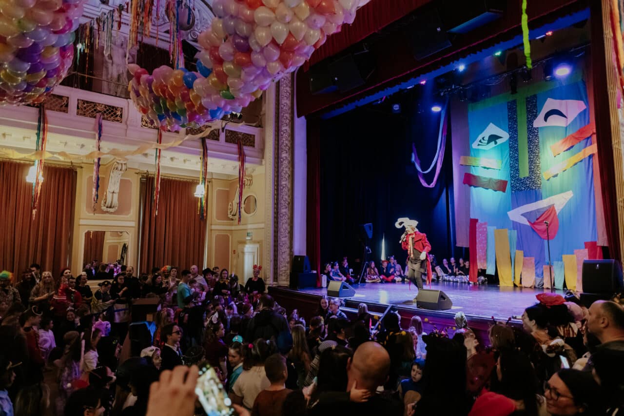 Otroško pustno rajanje: Romana Krajnčan, Kekec in plesna druščina Vibe