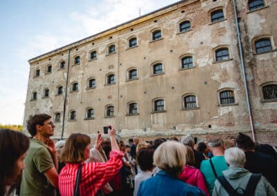 Vodeni ogled skozi stavbo nekdanje kaznilnice | Festival Maribor | foto Žan Osim | 17. 9. 2025