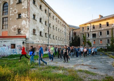 Vodeni ogled skozi stavbo nekdanje kaznilnice | Festival Maribor | foto Žan Osim | 17. 9. 2025
