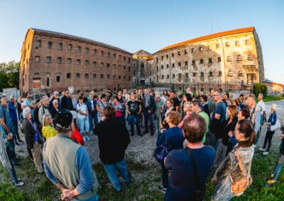 Vodeni ogled skozi stavbo nekdanje kaznilnice | Festival Maribor | foto Žan Osim | 17. 9. 2025