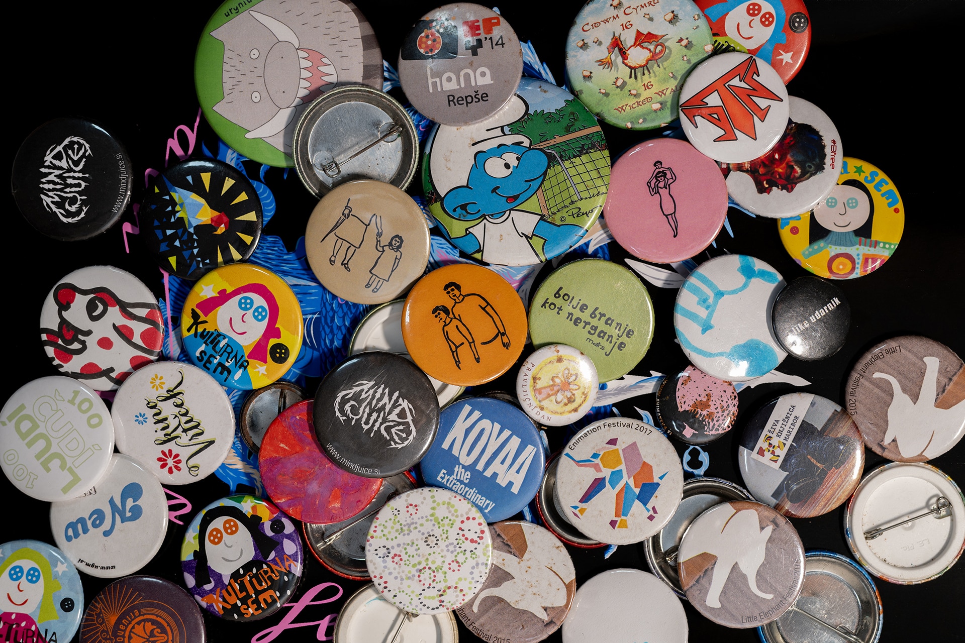 Broške bedži beđi priponke 