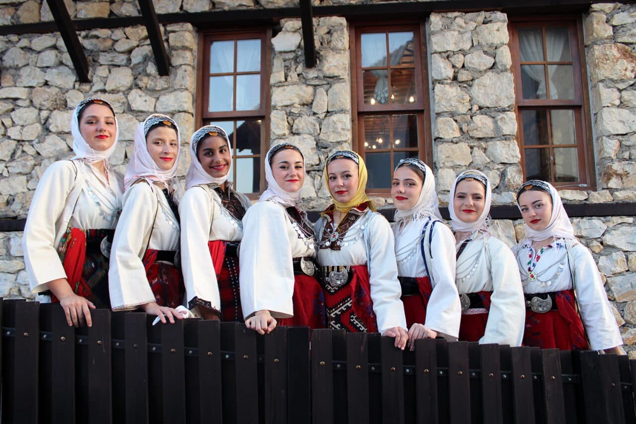 Folkart v mestu – Severna Makedonija,  Bolivija, Uzbekistan