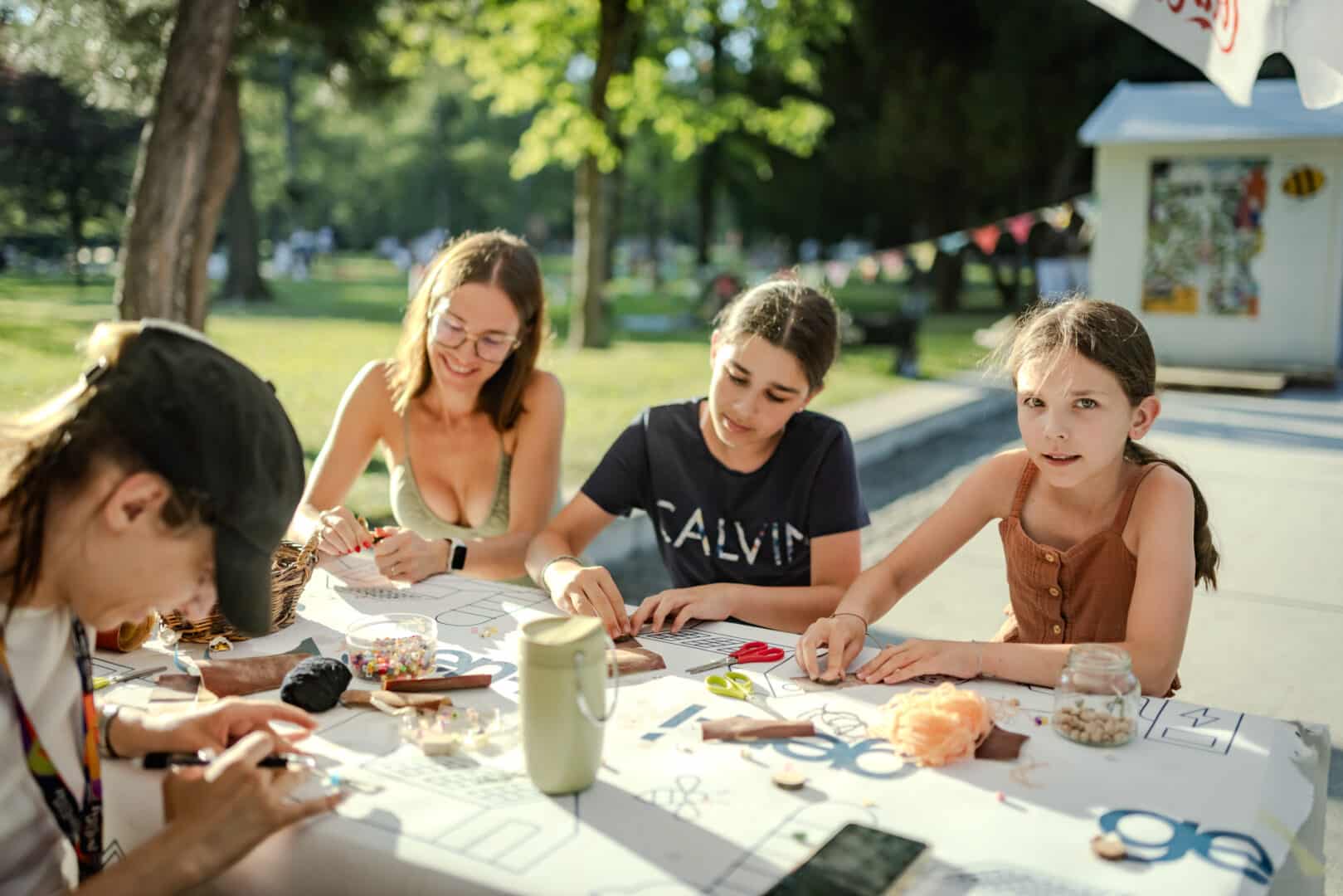 Poletni Art kamp • Nesem sončnico na rami