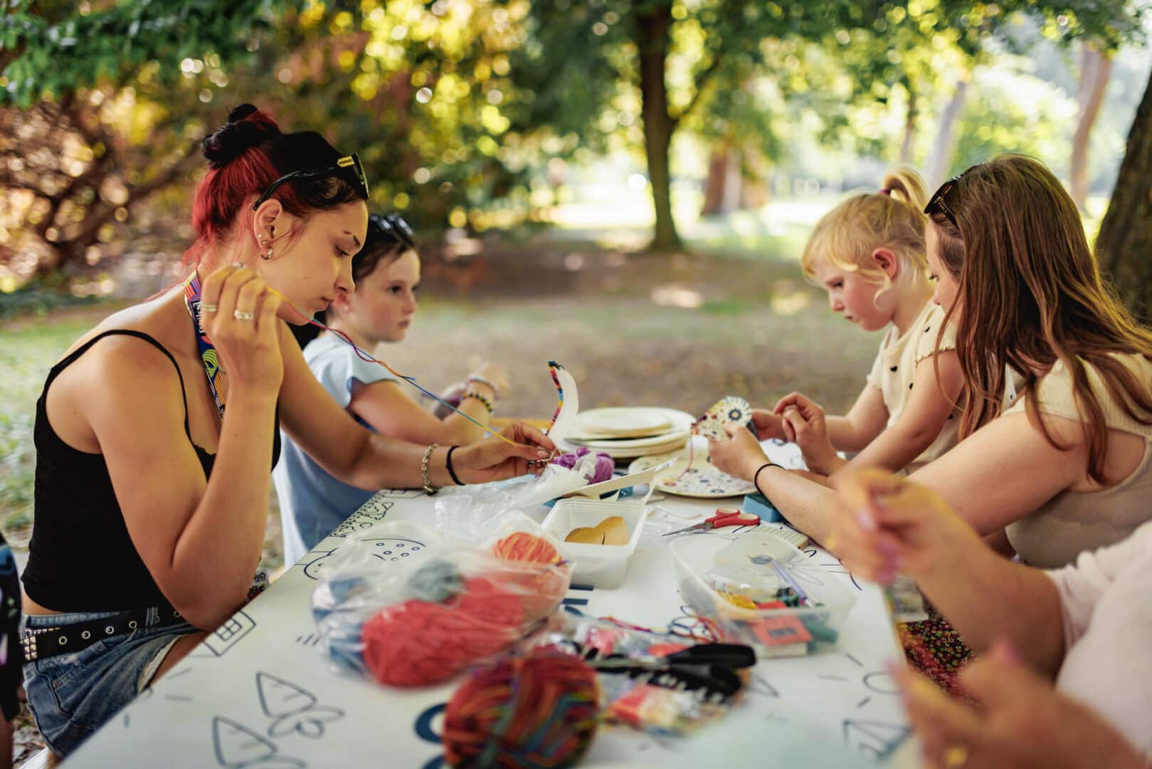 Poletni Art kamp • Vsem ljudem nikoli ne ustežeš
