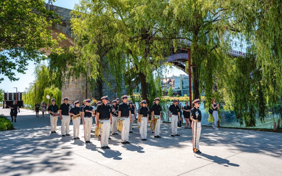 Povorka Pihalnega orkestra Pošta Maribor | Festival Lent | foto Žan Osim | 4. 7. 2026