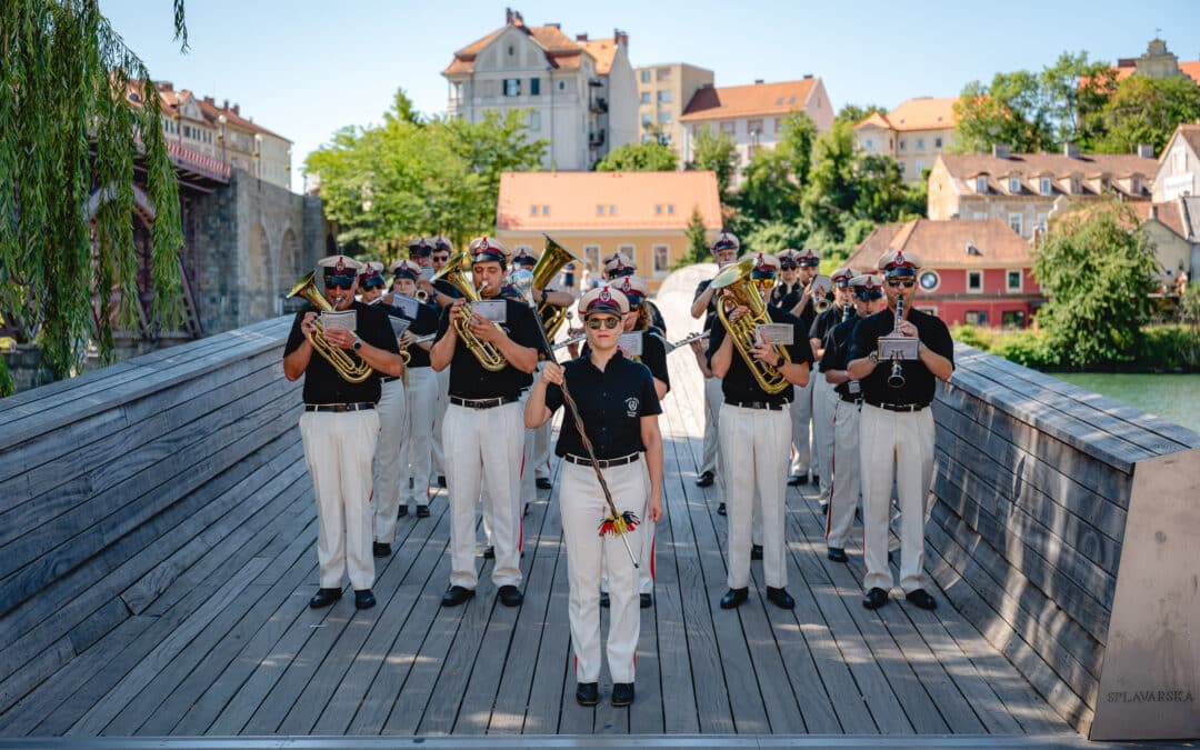 Povorka Pihalnega orkestra Pošta Maribor | Festival Lent | foto Žan Osim | 4. 7. 2026
