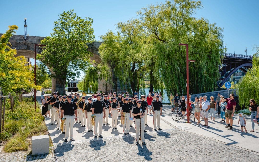 Povorka Pihalnega orkestra Pošta Maribor | Festival Lent | foto Žan Osim | 4. 7. 2026