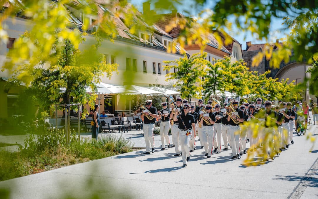 Povorka Pihalnega orkestra Pošta Maribor | Festival Lent | foto Žan Osim | 4. 7. 2026