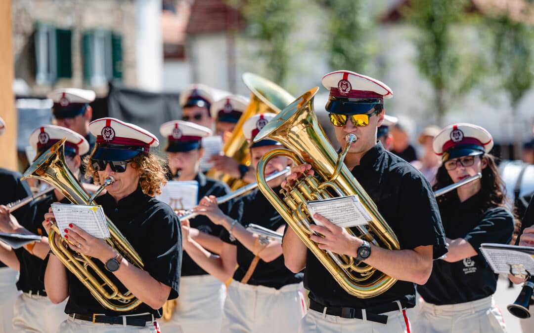 Povorka Pihalnega orkestra Pošta Maribor | Festival Lent | foto Žan Osim | 4. 7. 2026